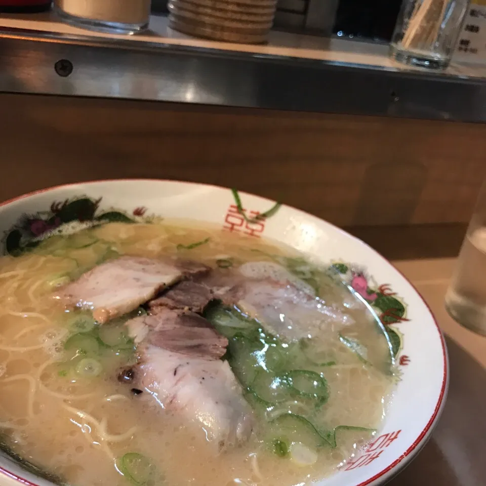 Snapdishの料理写真:バーを3件ハシゴした後、屋台で締めのラーメン🍜|織友さん