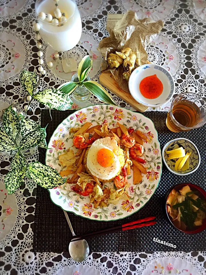 チキン入れてターメリックや、ガラムマサラやら、オールスパイスやら入れて炊いたごはんプレイトランチ！|Tina Tomoko😋さん