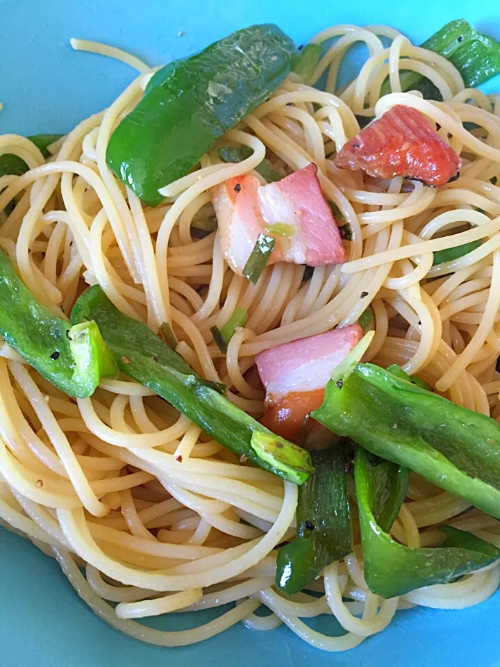 ピーマンとベーコンのパスタ|たけのこジョニーさん