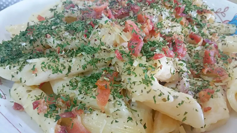 😍👅Penne carbonara + pan grill streaky bacon + medium red onion 
Italian herbs oregano parsley flakes + parmesan cheese😋👍💋|🌷lynnlicious🌷さん