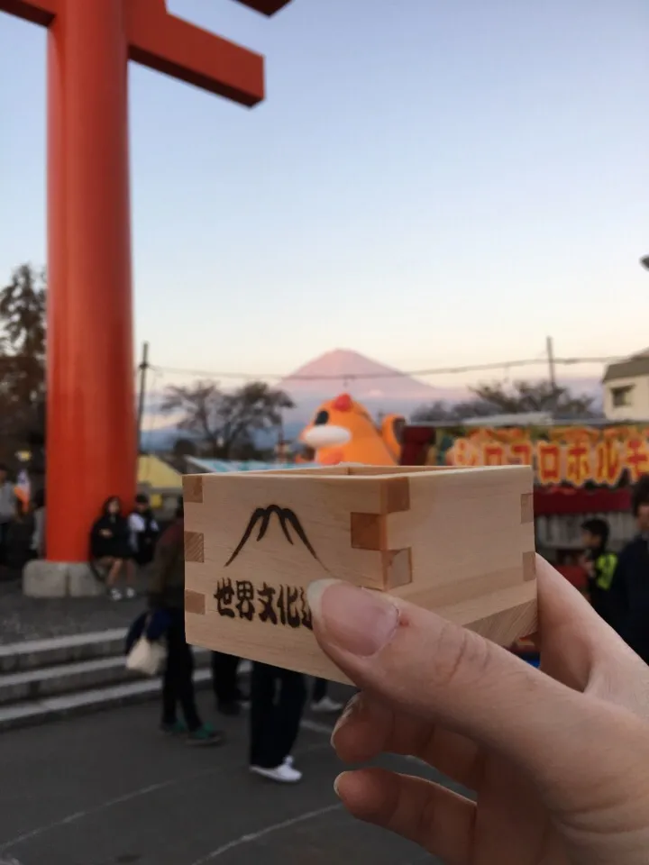 秋祭り！富士山を背に升酒飲んでます！|ミホさん