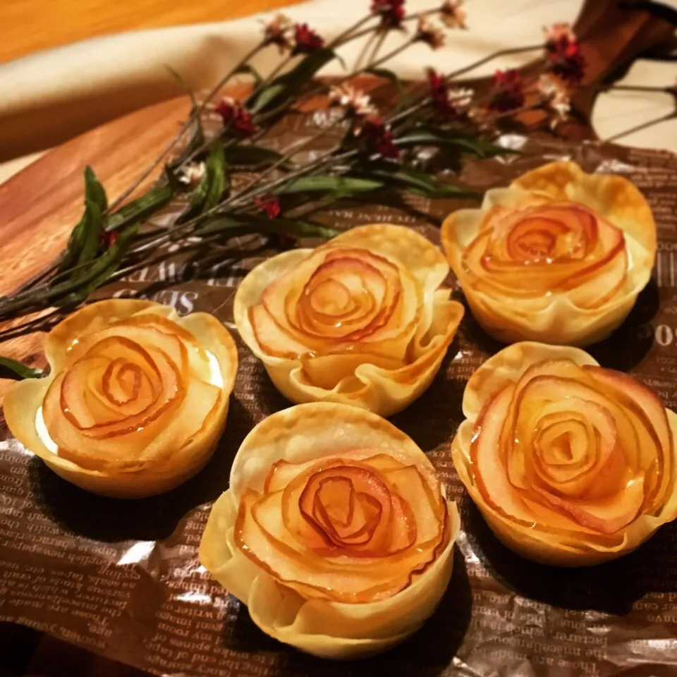 餃子の皮で薔薇のアップルパイ♡|もなかさん