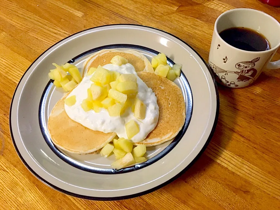 パンケーキ♡
生クリームが食べれないから。。
クリームチーズとヨーグルトソースに、煮りんご。
ストレス発散のお菓子作り。|ma-.-ichiさん