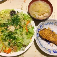 Snapdishの料理写真:サラダと鮭の柿の種焼き|noraさん