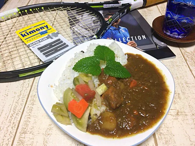 今日の男飯(＞人＜;)テニス前の軽食♬
たっぷり煮込みましたポークチキンカレーwithピクルス♬|ひーちゃんさん