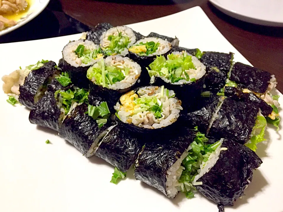 Snapdishの料理写真:ゆる糖質制限海苔巻き☆もち麦ご飯はうすーく。豚肉茹でて塩コショウ、卵、野菜を巻いてみました|eriさん