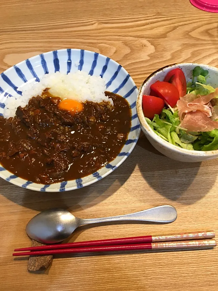 今夜はカレー♪

お安めのステーキ肉で作るカレーにハマってる。赤身以外の脂部分を削ぎ取りフードプロセッサーで細かくして牛脂のように使ったらめっちゃコクのあるカレーになったきがする。|Momo Hanaさん