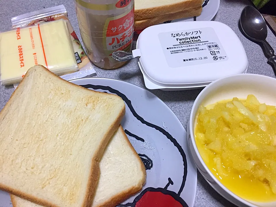 Snapdishの料理写真:食パンりんごバターのせトースト、食パンチーズハチミツトースト|ms903さん