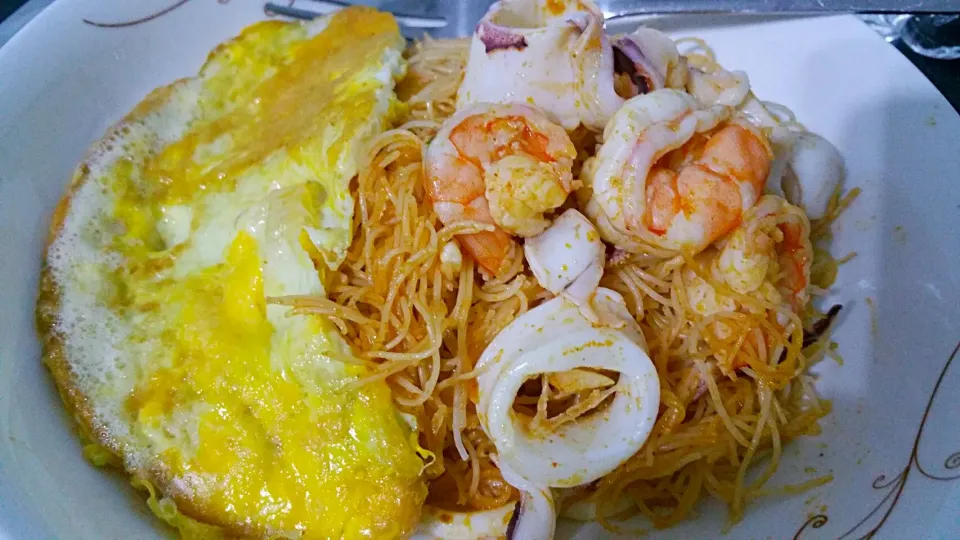 Tom yum seafood  fried beehoon w omelette|🌷lynnlicious🌷さん