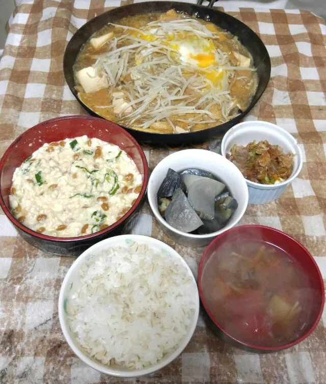 もやしとキノコの煮豆腐
インゲンの鰹節合え
茄子と大根の煮浸し
豆腐納豆混ぜ
トマトスープ

野菜高騰なので節約オールベジタブル|時雨さん