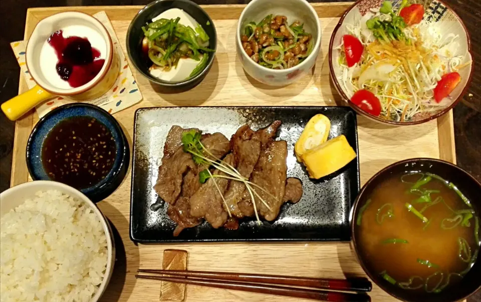 Snapdishの料理写真:焼肉定食|骨付きチキンさん