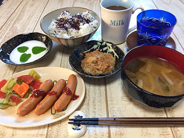 Snapdishの料理写真:今日の男飯(＞人＜;)朝ごはんバージョン♬
御殿場粗挽きポークwithピクルスand大根と玉ねぎとわかめの味噌汁and納豆andむかごしそごはんandヨーグルト♬|ひーちゃんさん