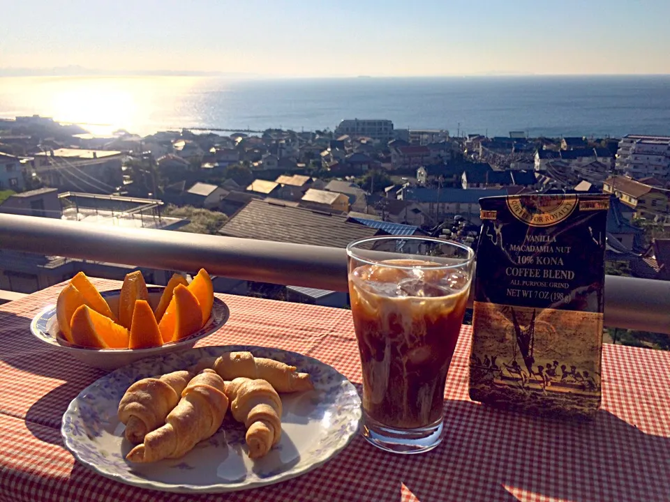 天気良いのでベランダモーニング  朝から焼いたミニクロワッサン  バニラマカダミアナッツコーヒー  オレンジ  &景色も一品|ヒロさん