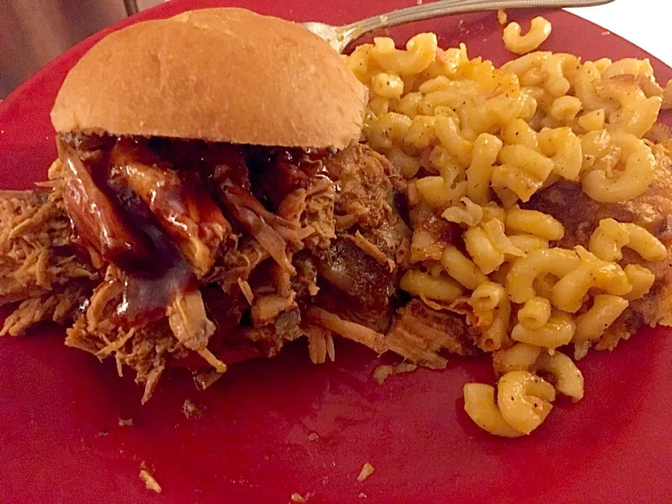 Snapdishの料理写真:Pulled pork sandwich and Mac n cheese|Garthoneさん