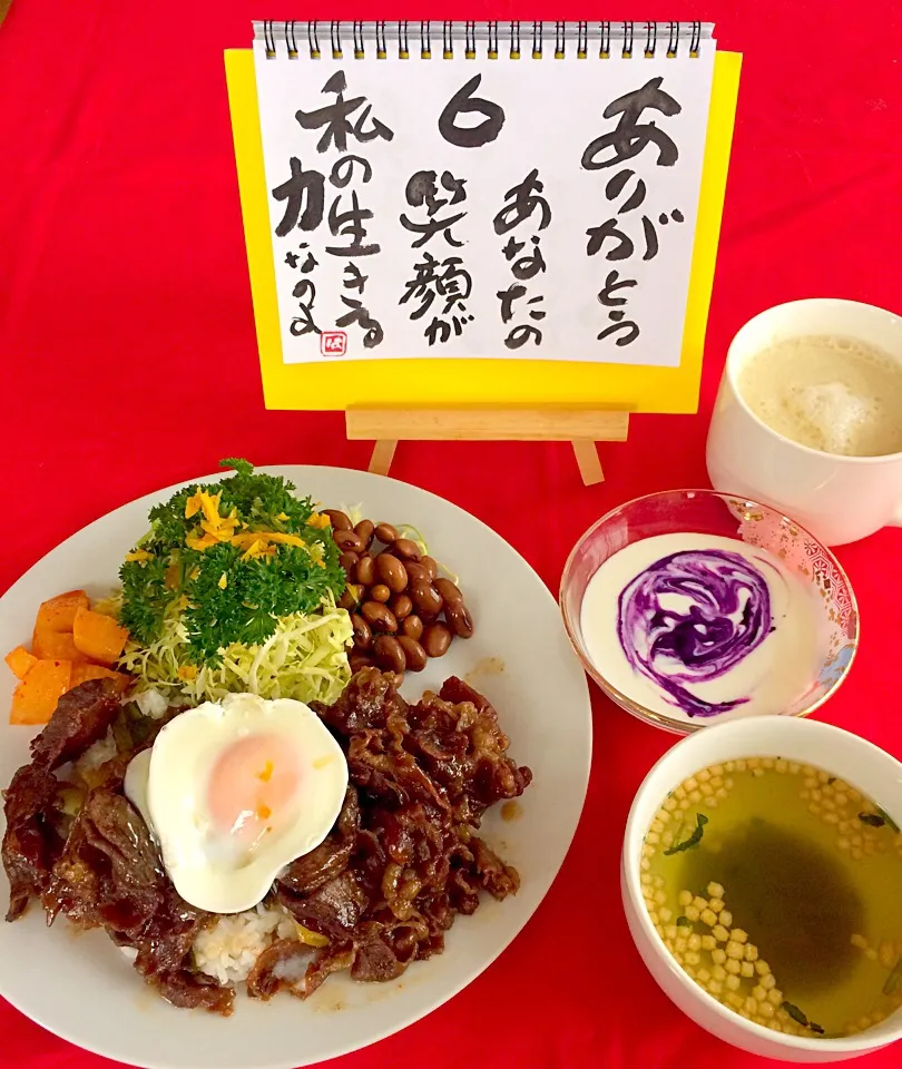 Snapdishの料理写真:朝ごはんは勝負飯( ◠‿◠ )ガッツリ大盛りすき焼き丼👍ごはんが見えな〜〜い（笑）200g胃袋の中へダイビング（╹◡╹）満タン満タン力が付いてきました💪💪💪💞|はみちゃんさん