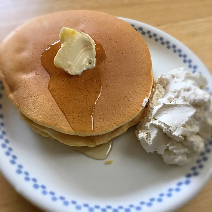 市販のホットケーキ♡
手作り生クリーム添え(人´∀`).☆.｡.|yuiyuiさん