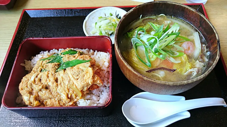 カツ重と半ちゃんぽん麺～
 #カツ重 #カツ丼 #ちゃんぽんめん|Ume-jaken🍺🍶🍷さん