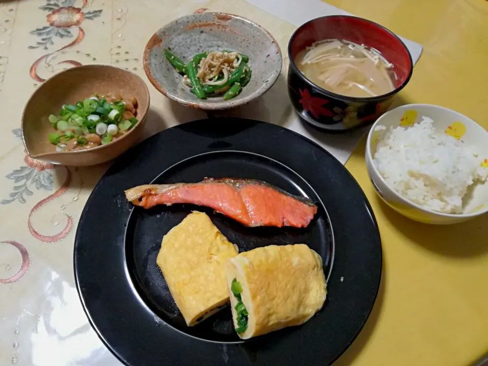 サンデーブランチ
  - 焼き鮭
  - チーズとネギ入り卵焼き
  - えのきといんげん豆の胡麻和え
  - 納豆
  - じゃがいも、玉ねぎ、えのきのお味噌汁|korinoさん