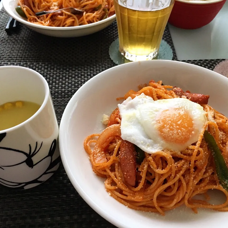 今日のお昼ごはんはナポリタン温玉のせとクノールカップスープ😋💕|らいとさん