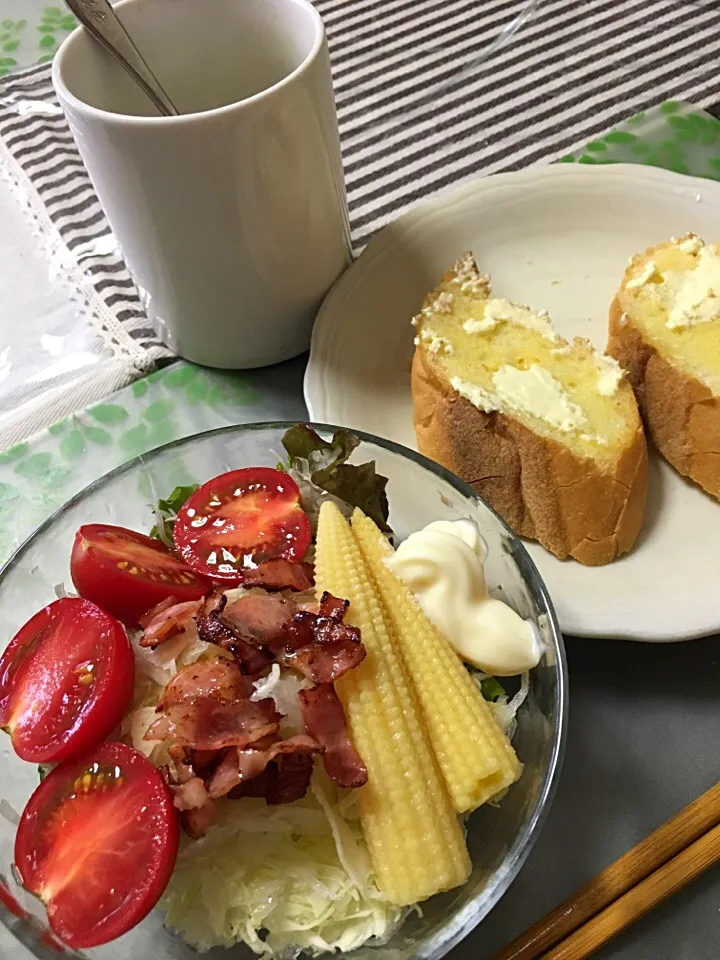 モーニングみたいだけど、遅めの昼食です（笑）サラダが食べたい！と娘ちゃんが作り出したので パンと一緒にランチになりました(*^｡^*)|ライムさん