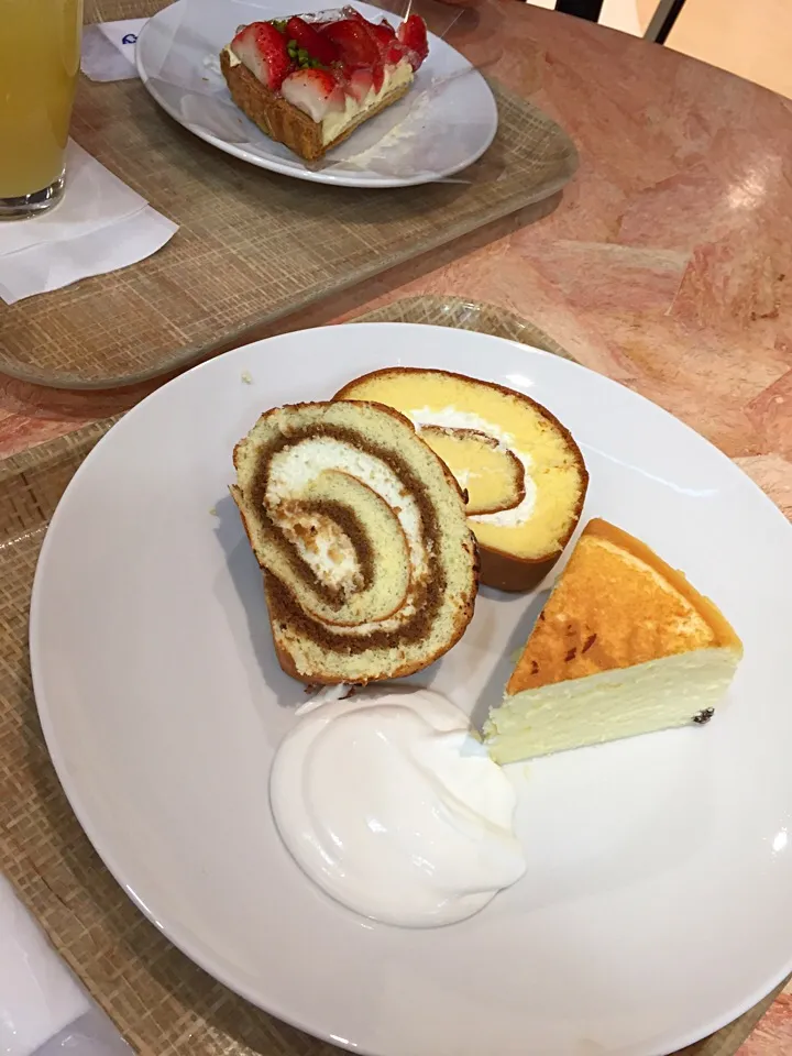 Snapdishの料理写真:昨日今日限定のスペシャルロールケーキセット💕
チーズケーキ、ティラミスロール、キミロール〜♪|kanamumamaさん