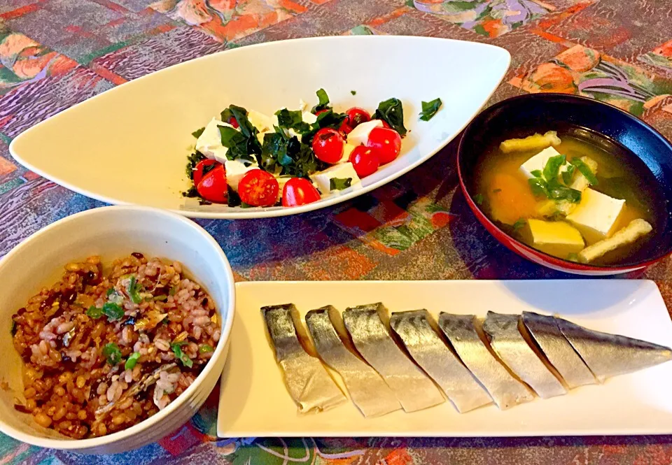 秋刀魚の炊込ご飯、豆腐とワカメのサラダ、味噌汁、しめ鯖|Ayuさん