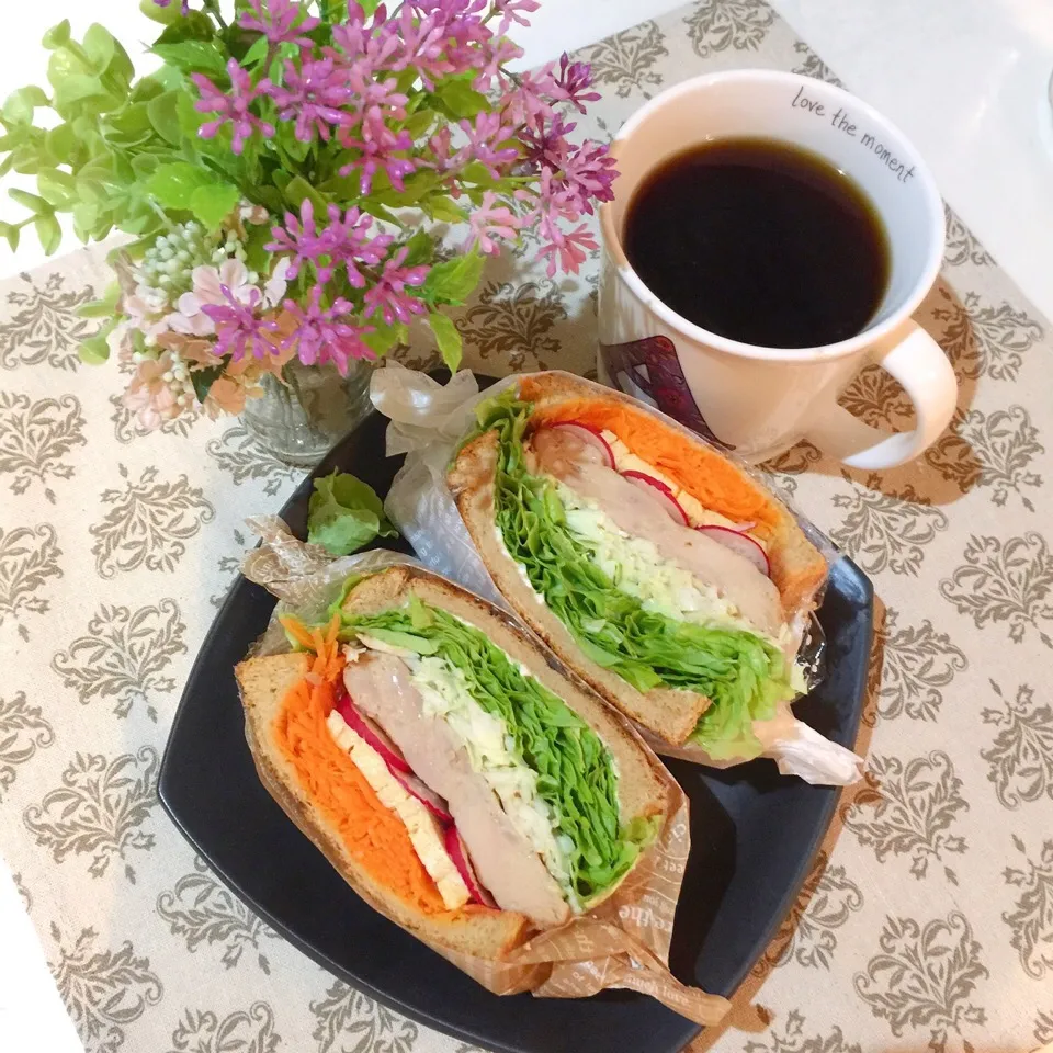 11/6❤︎炙り焼きチキン&卵焼き、クリームチーのamoサンド❤︎|Makinsさん