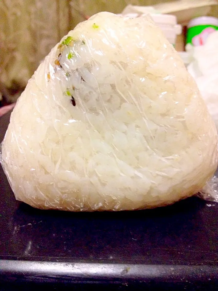 ド〜ン👍ドデカおむすび🍙中身は内緒😉|まいりさん