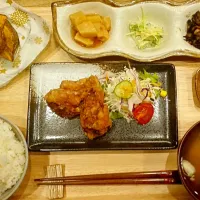 Snapdishの料理写真:鶏のから揚げ定食
※アボカドわさびマヨ和え　レシピ付※|骨付きチキンさん