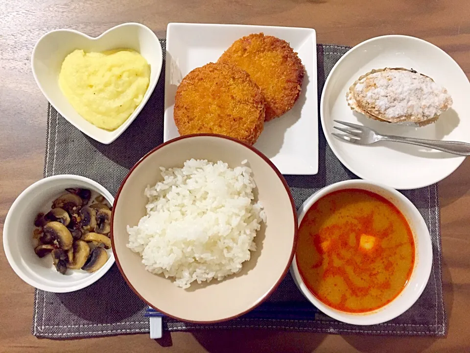 Snapdishの料理写真:トムヤンクン、マッシュルームニンニク和え、マッシュポテト、ハムカツ|せさん