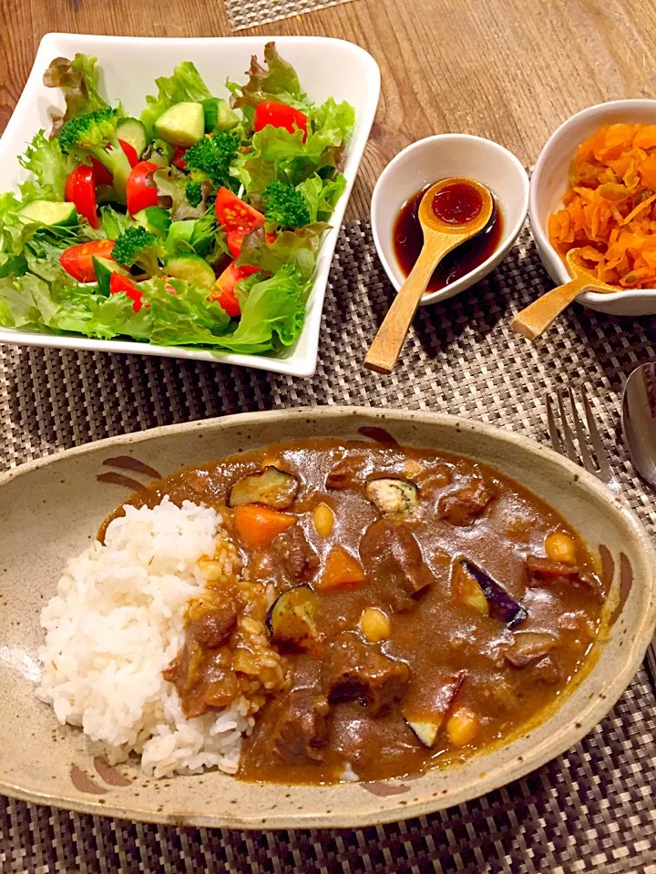 今日は、牛スジとひよこ豆のカレー🍛✨グリーンサラダ🍅🍃|まみりんごさん