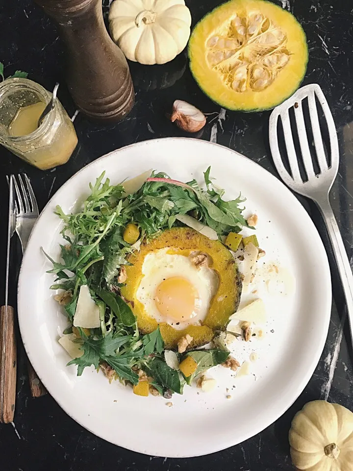 Snapdishの料理写真:Fried egg in pumpkin,green salad,walnut and Parmesan cheese|rick chanさん