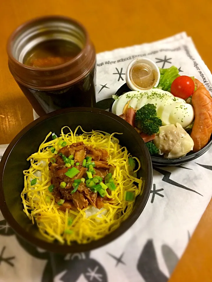 息子君弁当🎶
名古屋の手羽先ほぐし身丼
サラダ
焼売(チン)
ウイン
ブロッコリーとハムのバター炒め
ゆで卵
カレーポトフ|BooBooさん