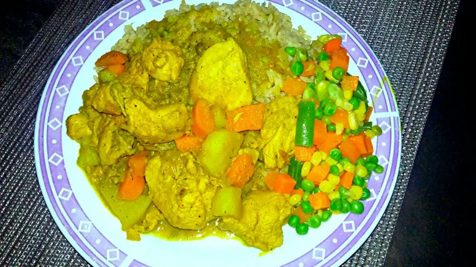 Spicy aCurried Chicken with Peas n Rice in Coconut Milk and Mixed Green Beans n Peas,  Corn and Carrots|Juan Simmsさん