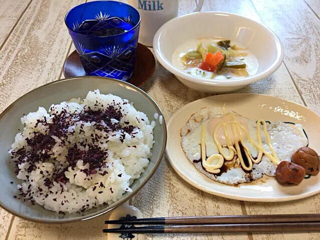 今日の男飯(＞人＜;)朝ごはんバージョン♬
目玉焼きwith梅干しandむかごしそごはんandヨーグルト♬|ひーちゃんさん