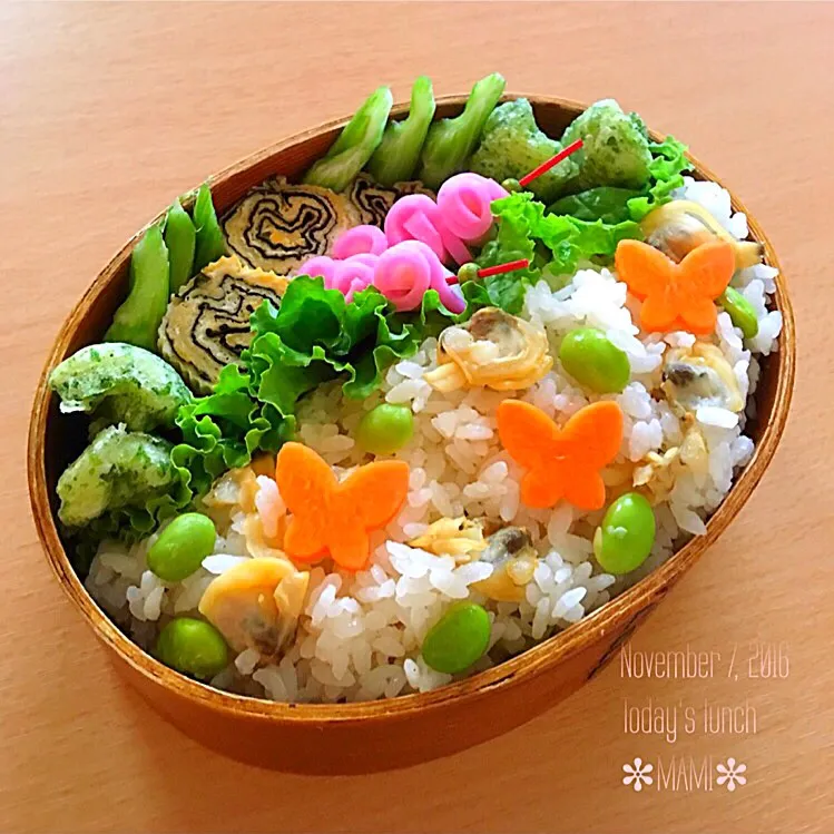 11/7月曜日☆お弁当

＊濃い味あさりと枝豆の炊き込みご飯
＊海苔と大葉の出し巻き卵
＊竹輪あおさ衣揚げ
＊自家製セロリ糠漬け
＊バター焼き蒲鉾

です☆|mamiさん