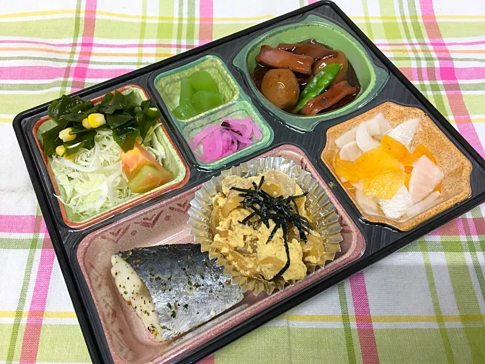 Snapdishの料理写真:親子煮 日替わり弁当 豊川市宅配|Naokazu Kuritaさん