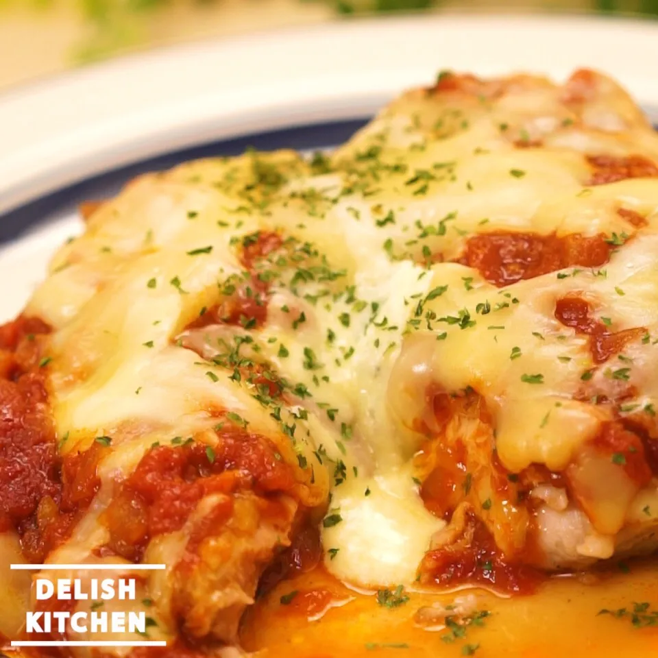 Snapdishの料理写真:【動画】チキンのトマトソースのせの作り方 #delishkitchentv|DELISH KITCHENさん