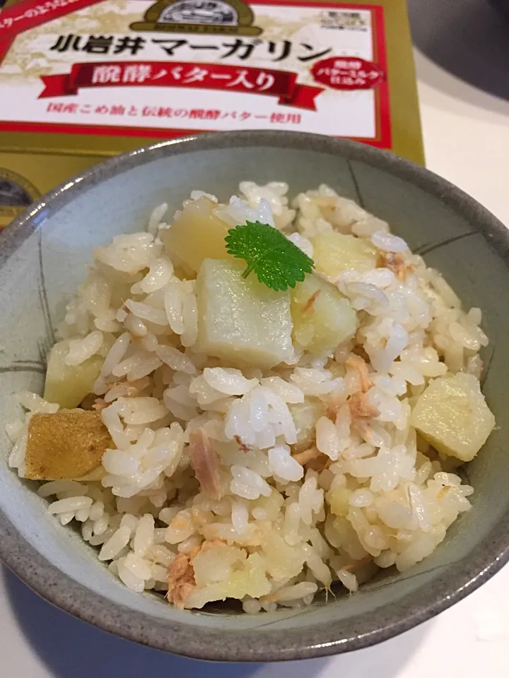 Snapdishの料理写真:ヒルナンデスのじゃがいもの炊き込みご飯に小岩井発酵マーガリン|まるいのさん