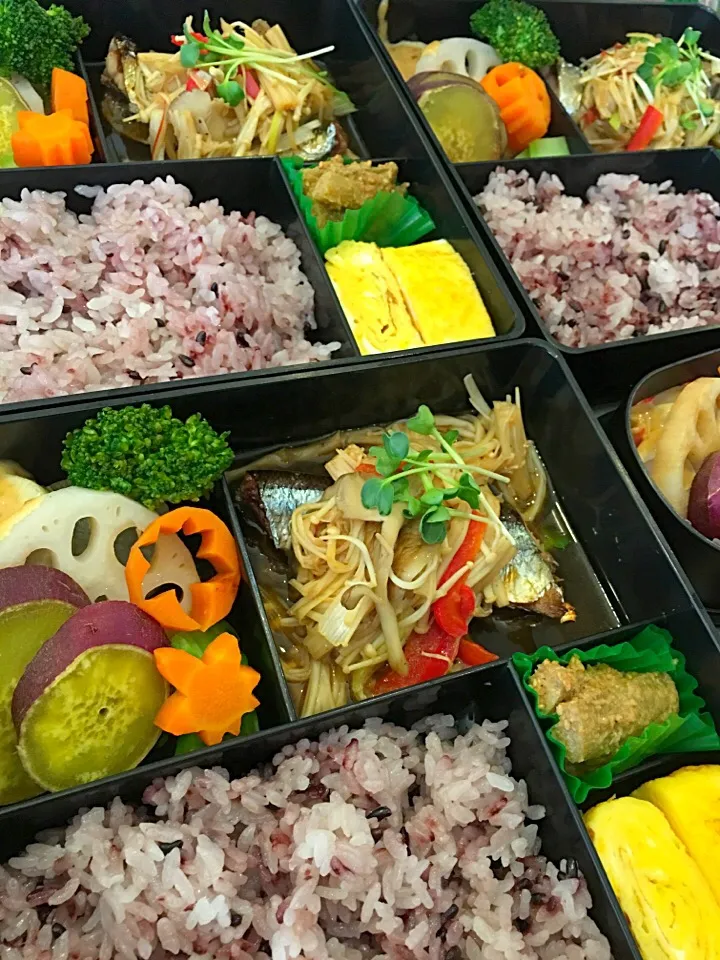 Snapdishの料理写真:秋刀魚ときのこの漬け焼き弁当
温野菜の味噌マヨソース、
だし巻き卵、たたきごぼう、
土鍋炊き黒米ご飯|大久保 掬恵さん