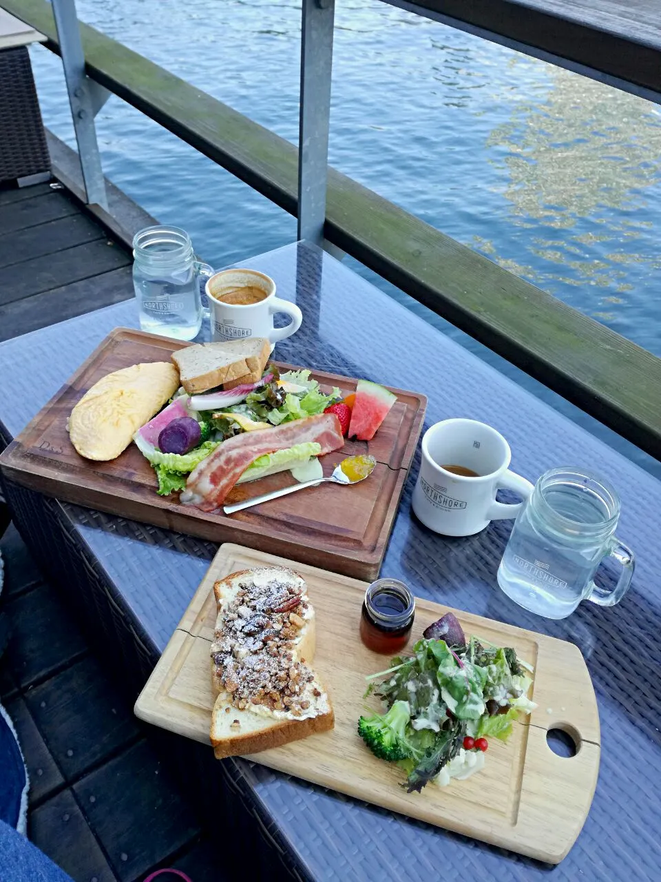 Snapdishの料理写真:朝ごはん☕🍞🌄
オムレツのセット
クリームチーズとグラノーラトースト
寒かったけど眺めいいリバーサイド外テラス席
@ノースショア　北浜|korinoさん