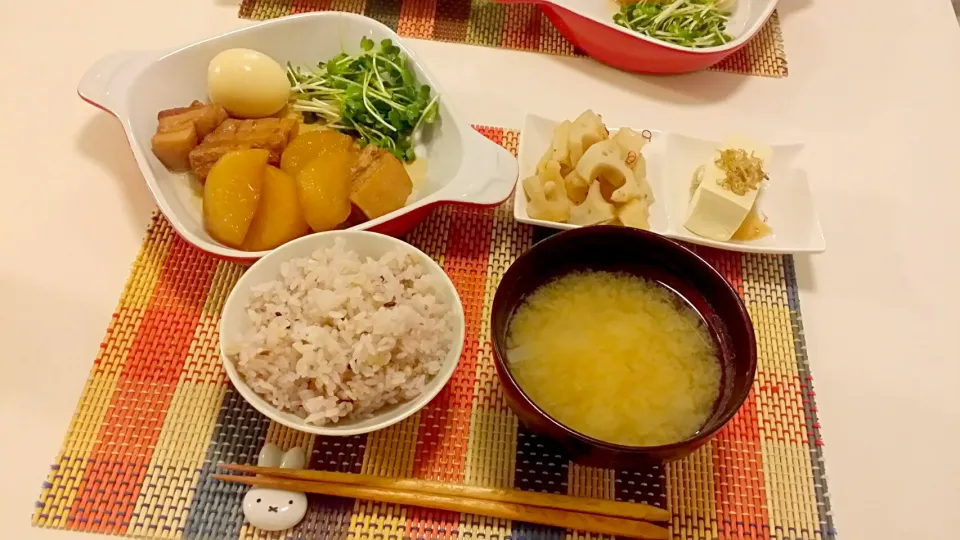 Snapdishの料理写真:今日の夕食　豚の角煮、れんこんの塩きんぴら、冷奴、雑穀米、玉ねぎの味噌汁|pinknari🐰🌈さん