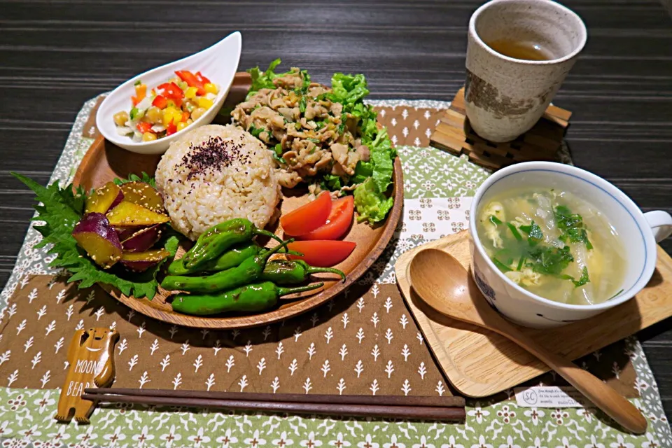 今夜のおうちごはん。玄米、豚肉パクチーソースソテー、大学芋、ひよこ豆とカラフル野菜の塩麹漬け、獅子唐、中華スープです|かれんさん