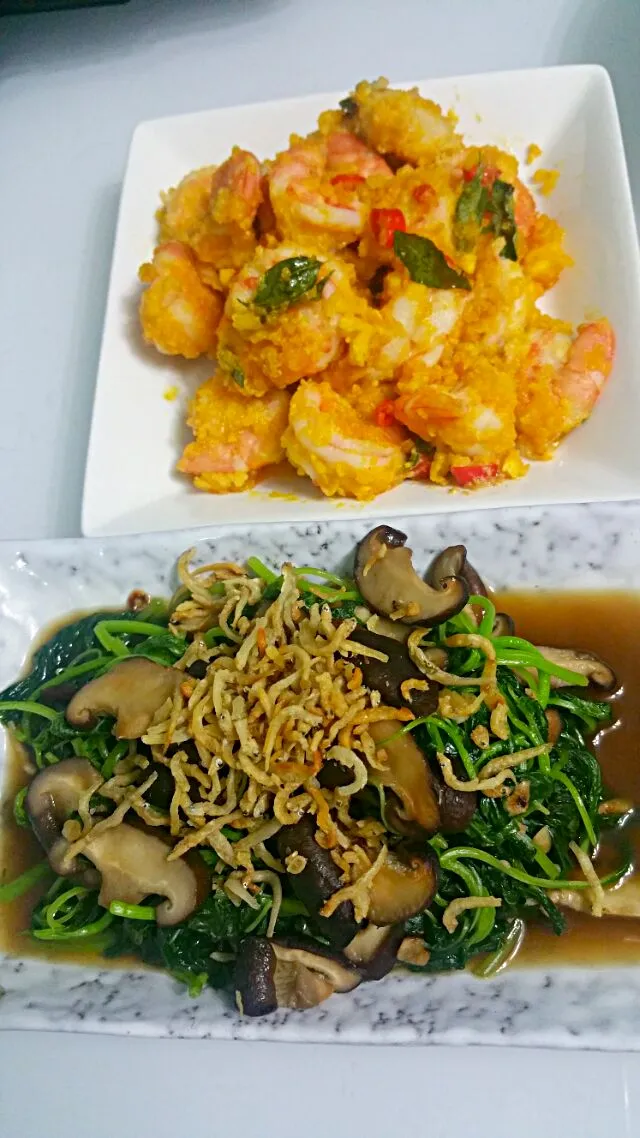 Spinach with shitake mushroom and Salted egg butter prawns 😙😋👅💋👄|🌷lynnlicious🌷さん