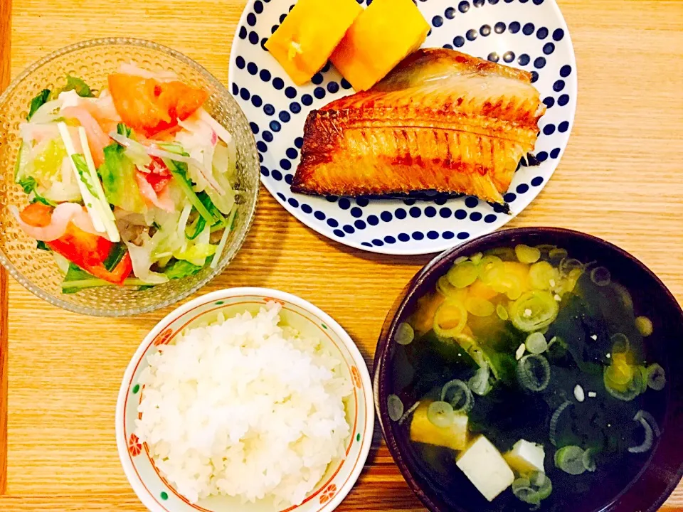 …とある日の朝ごはん🍳
（生ハムのサラダ🍅、卵焼き、ホッケ🐟、ご飯、ワカメのお味噌汁）|Tinaさん