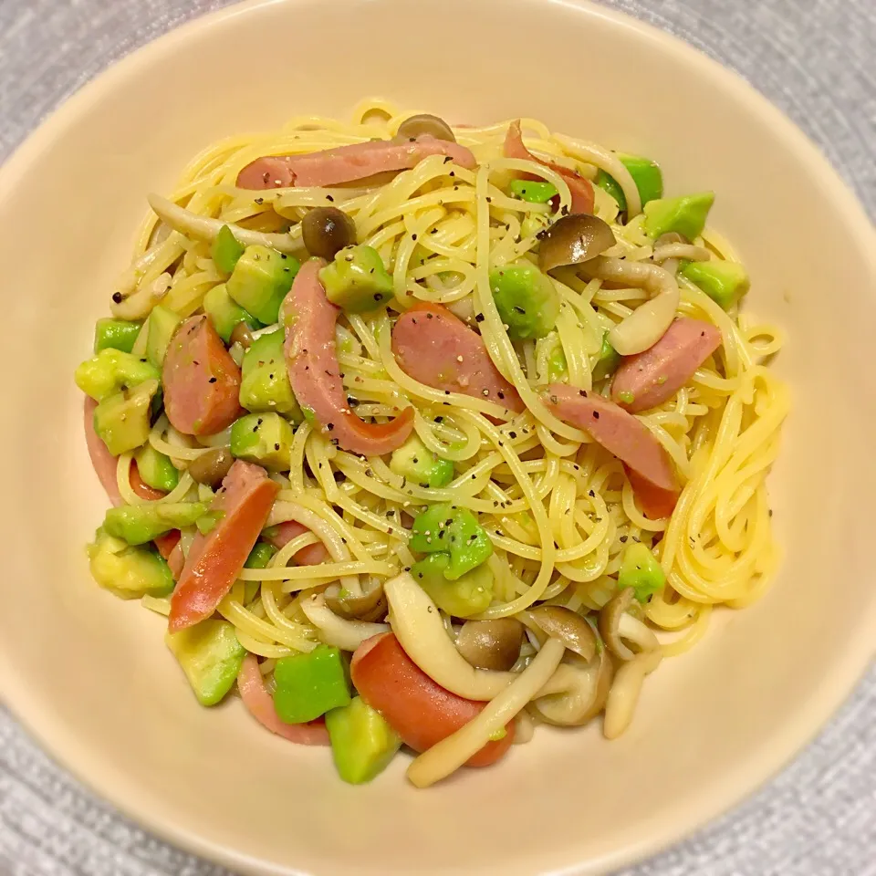 アボカド,しめじ，ウインナーのわさび醤油パスタ|yummさん