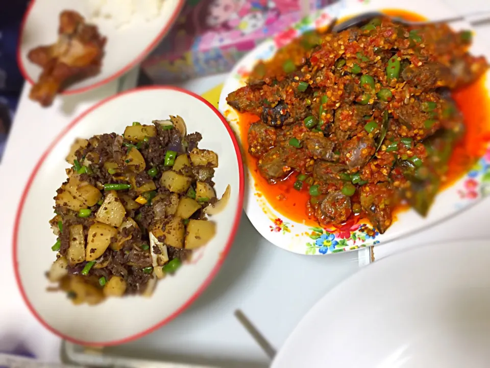 Snapdishの料理写真:Kentang tumis daging cincang and sambal ati ampela|Astrid Ocdetiさん