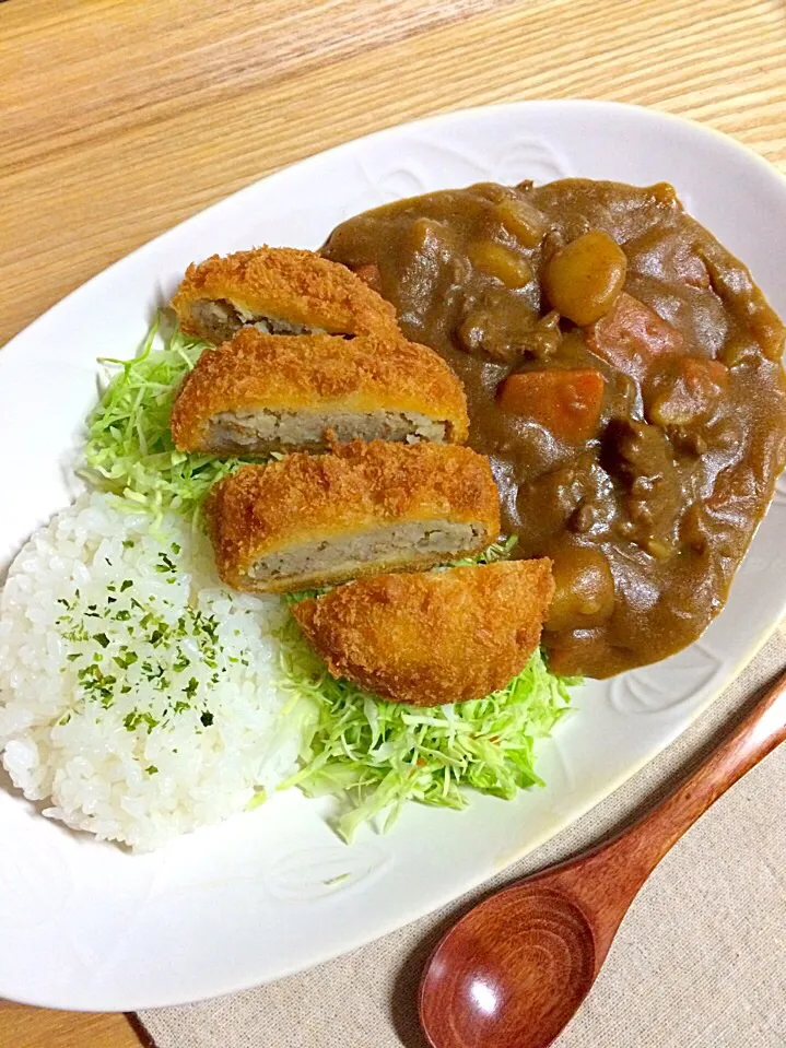 飛騨牛コロッケのっけキャベツでカレー🍛|あまねこ🌿さん