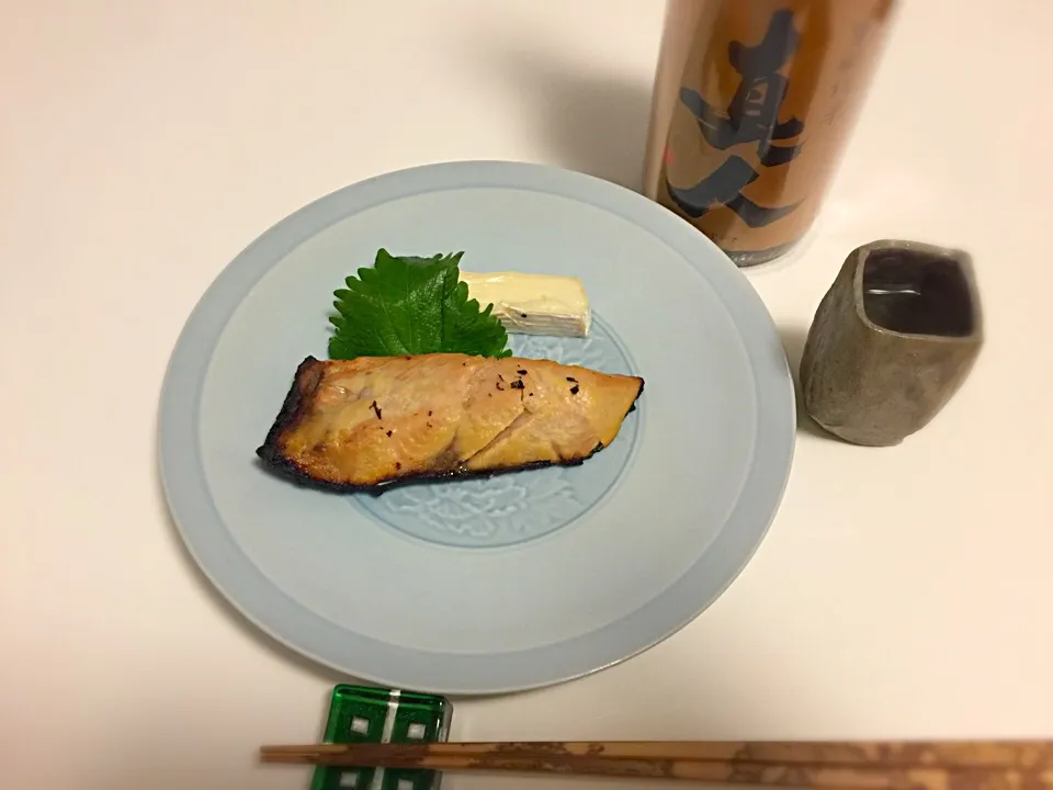 Snapdishの料理写真:同じ西京味噌床に二番目のシャケ投入。忙しさ予想して、たくさん漬てみました。🐟|たうさん