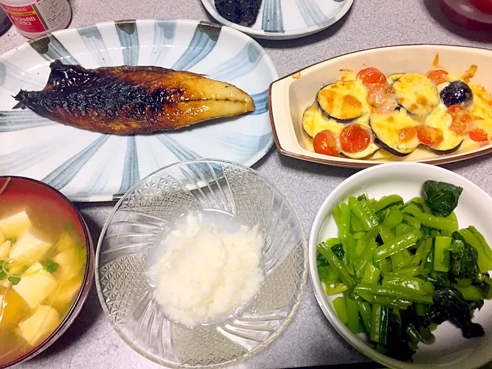 Snapdishの料理写真:もち麦飯、魚、大根おろし&おろし汁、豆腐カイワレ味噌汁、野沢菜、温野菜チーズ(じゃがトマト茄子)|ms903さん